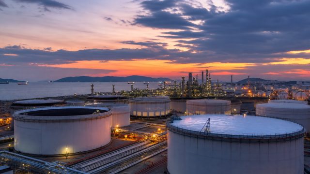 Oil Prices Fall Sharply as Supply Increases and Peace Talks Progress